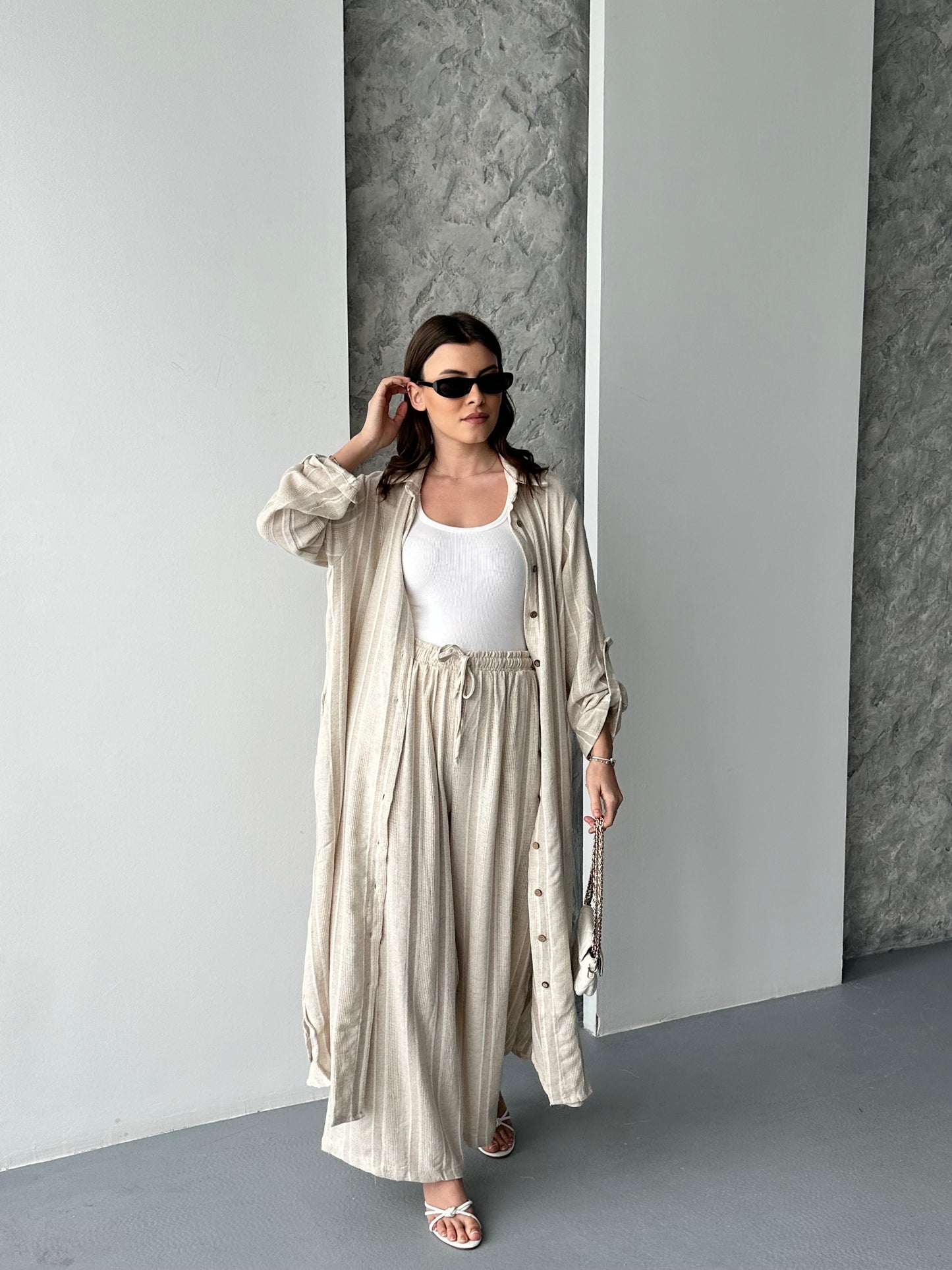Ensemble chemise longue et pantalon à rayures beiges DERYA