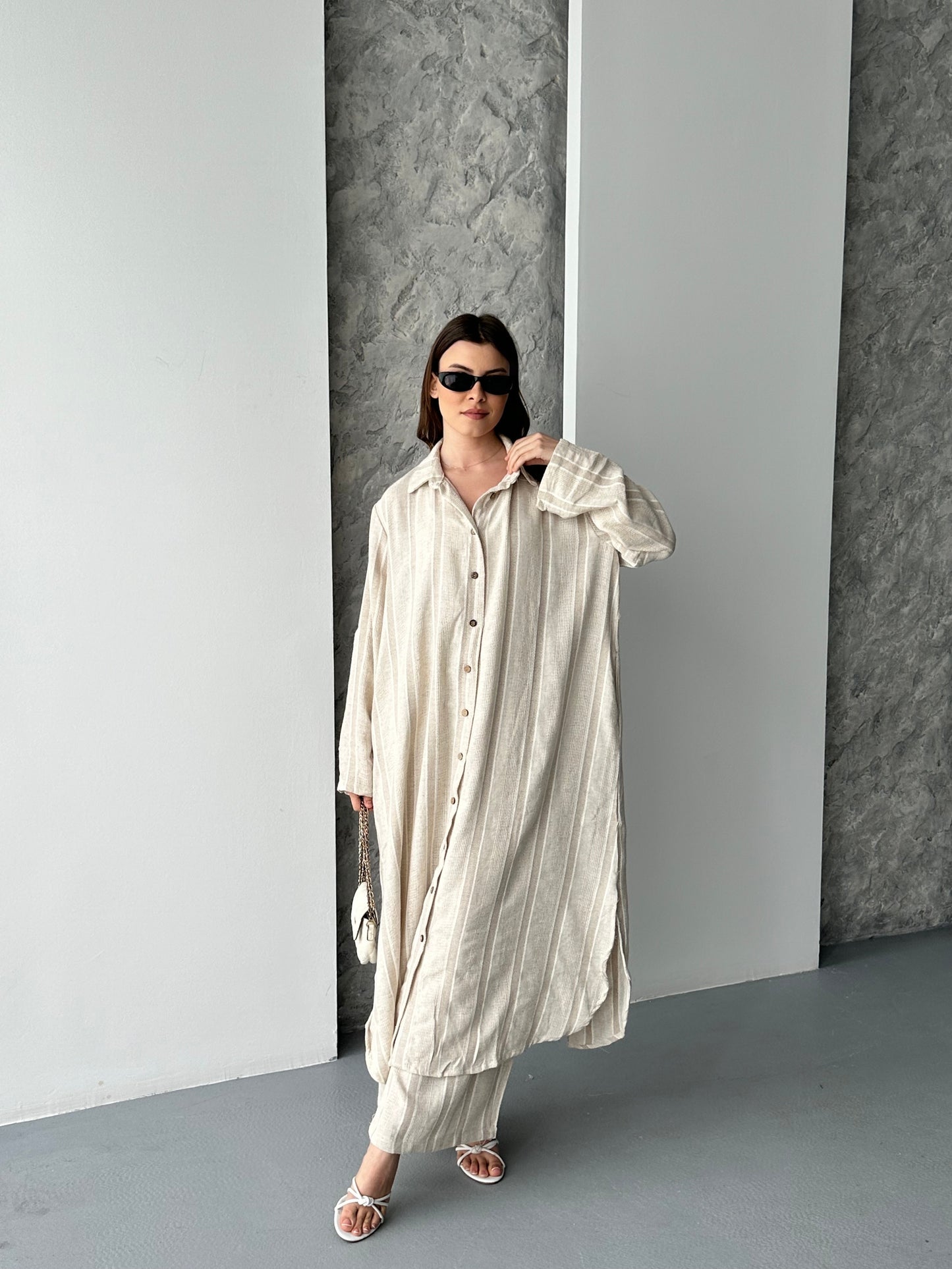 Ensemble chemise longue et pantalon à rayures beiges DERYA