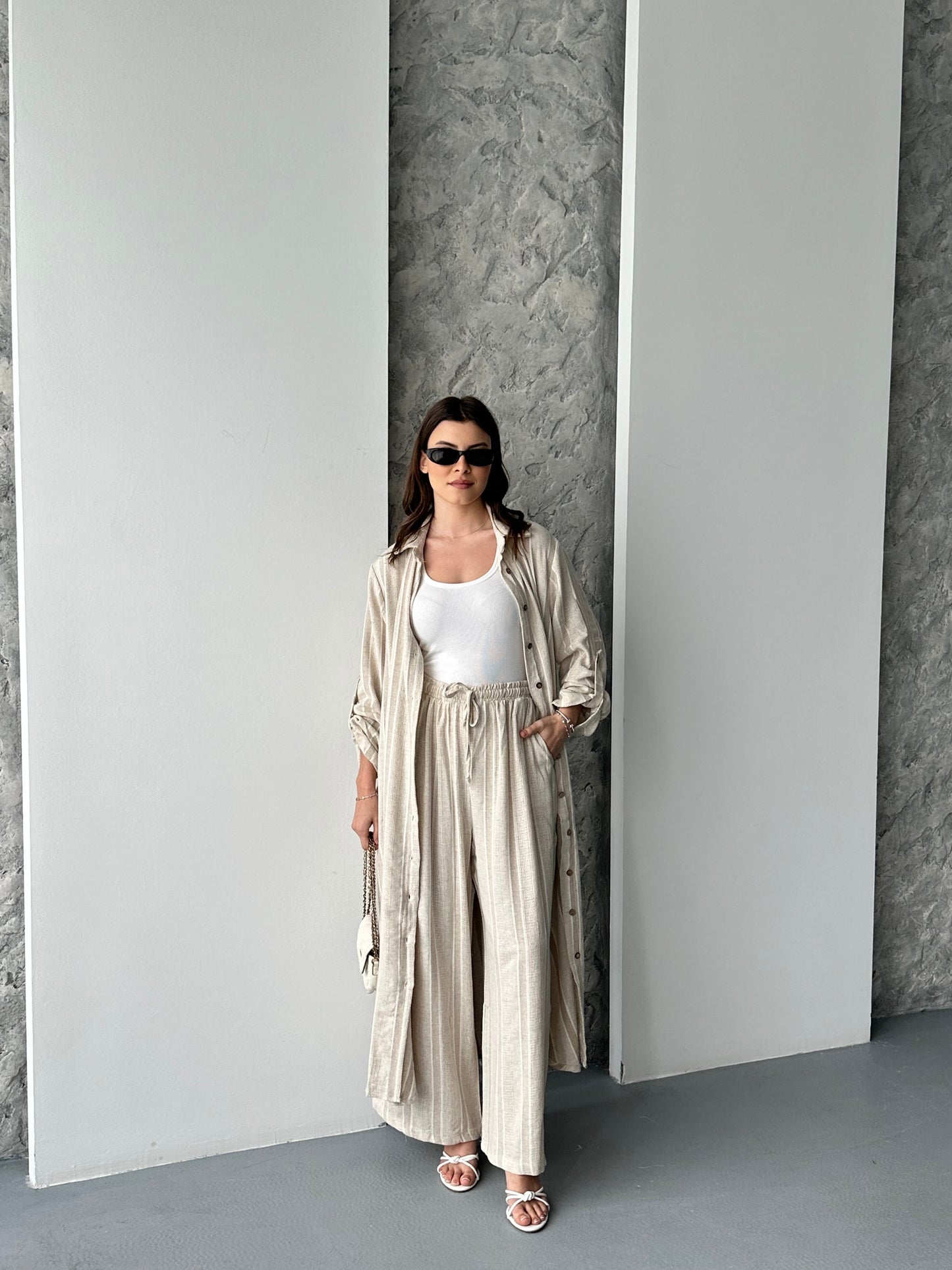 Ensemble chemise longue et pantalon à rayures beiges DERYA