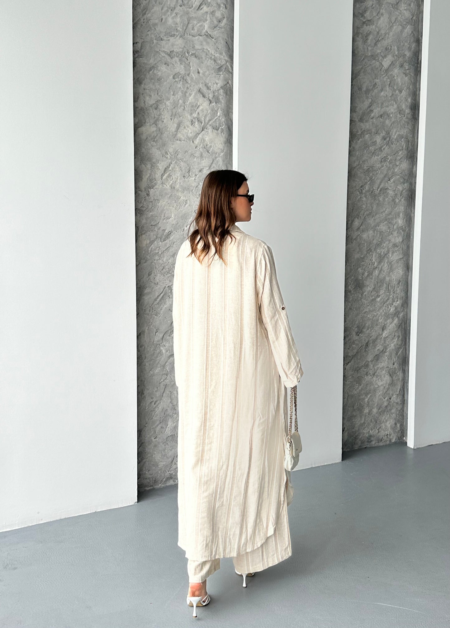 Ensemble chemise longue et pantalon à rayures beiges DERYA